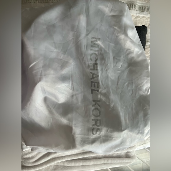 Lightly used beautiful Michael Kors monogram tote bag - Picture 2 of 3